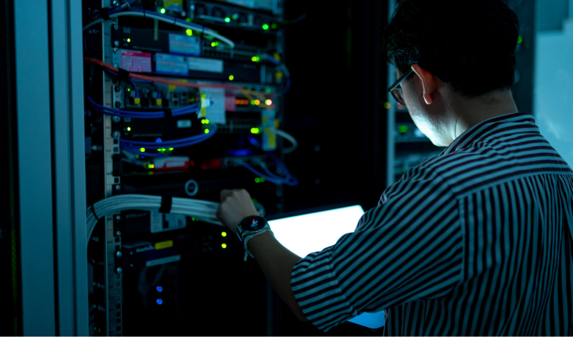 7R Network tekniker arbejder med Ubiquiti udstyr